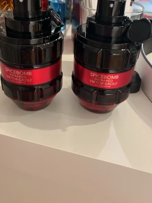 Spicebomb Infrared EdP - Upptäck Spicebomb Infrared från Viktor & Rolf – en parfym med kraftfull design och intensiv känsla. Perfekt för dig som vill sticka ut och göra intryck. Eau de Parfum.