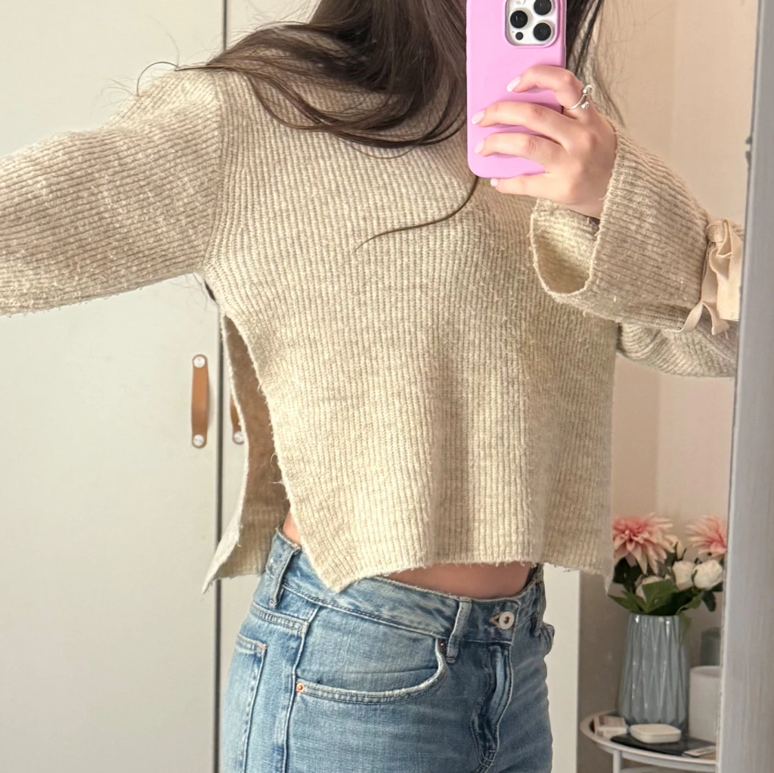 stickad tröja med rosetter - 4