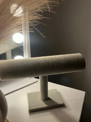 Smyckeställ - Släpp lös din inre stylist med denna eleganta grå smyckesställ! Dess moderna design erbjuder en stilren plats för alla dina favoritsmycken. Den neutrala grå färgen lyfter fram varje detalj och skapar en organiserad och inspirerande display. Perfekt för att hålla ordning och addera en touch av sofistikerad charm till ditt rum. Gör dig redo att visa upp dina smycken med stil!