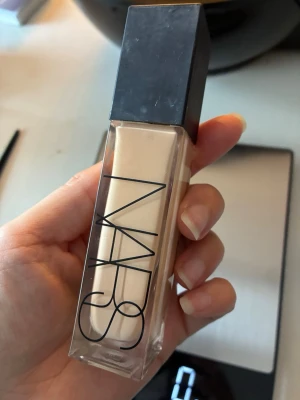 NARS foundation Deauville L4 30ml - NARS foundation i nyansen Deauville (L4), 30 ml. Knappt använd, endast testat och färgen passar inte mig. 