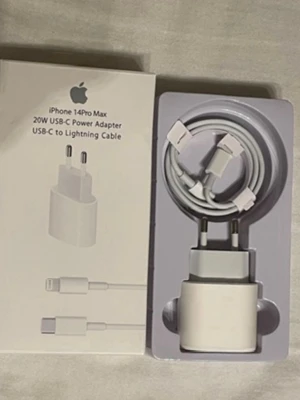iPhone 14 Pro Max 20W USB-C Power Adapter + USB-C till Lightning-kabel - Ny eller mycket sparsamt använd Apple 20W USB-C strömadapter med USB-C till Lightning-kabel, kompatibel med iPhone 14 Pro Max. Komplett i originalförpackning, inga synliga skador eller slitage. Perfekt för snabb laddning av din iPhone.