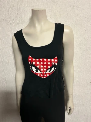 Linne bye bye Kitty M/L - Linne med bye bye Kitty. Helt nytt. Storlek M/L. Säkerhetsnålar som håller ihop sidorna. Från Poizen.