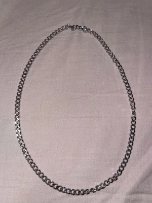 Halsband - ⭐️Lyft din stil med detta tidlösa silverfärgade halsband på 50 cm. Dess klassiska design gör det perfekt att bära både till vardags och vid festliga tillfällen. Den skimrande finishen ger en sofistikerad touch, medan längden på 50 cm gör att det sitter bekvämt runt halsen och framhäver din look på ett subtilt men stilfullt sätt.⭐️