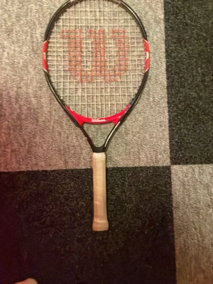 Wilson tennisracket - Svart och röd Wilson tennisracket.