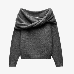 Off shoulder top stickad från Zara - Använd 2 gånger, jättemjukt och gosigt material! Perfekt till hösten 🎀🍁💆‍♀️