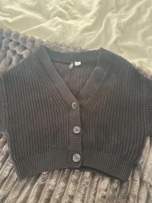 Kofta h&m - Snygga svart kofta från h&m i mycket bra skick! Storlek xs