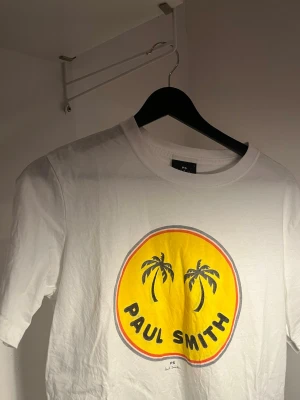 Vit Paul Smith t-shirt - Sjukt fet tisha från Paul Smith, köpt i somras i Spanien och har endast testat.