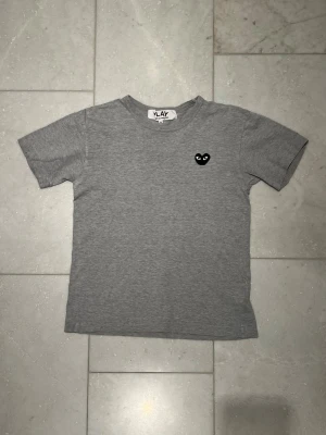 CDG PLAY T-shirt - CDG PLAY T-SHIRT - STORLEK S - MINDRE PASSFORM - BRA SKICK 
