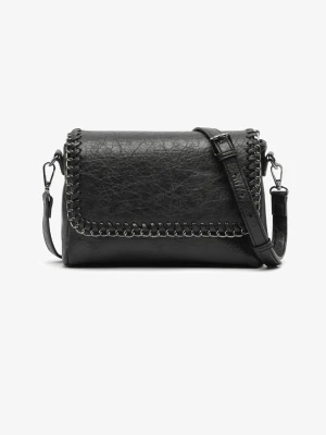 Svart axelväska från Misako - Snygg svart axelväska från Misako i syntetmaterial med kedjedetaljer runt locket och justerbar axelrem. Väskan har dragkedja både på baksidan och inuti, samt magnetlås. 