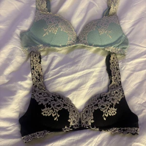 Intimissimi bh - Två intimissimi bh:ar som jag vuxit ur. En svart och en blå/grön. Båda i 70B (mista på hemsidan). Säljer en för 249 och båda för 349 . Nypris 560. Skriv för frågor. 