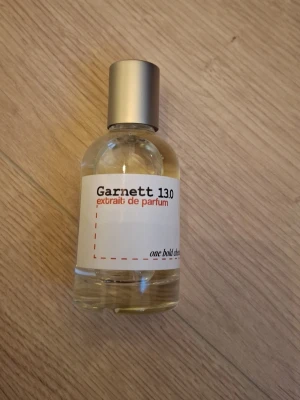 Garnett 13.0 extrait de parfum - Modern och stilren parfym med tydlig etikett. Flaskan har enkel design och passar perfekt för dig som vill sticka ut med något unikt. Märkt som extrait de parfum för extra intensitet. Ca 46ml kvar