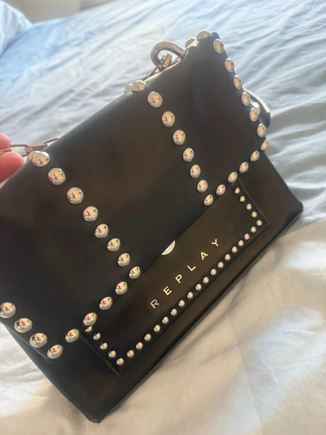 Svart axelväska med nitar från Replay - 4