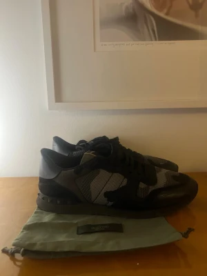 Valentino rockrunners  - Tja! Säljer nu dessa sjukt snygga och populära Valentino garvani rockrunners. Skorna är i ett bra skick! Hör av er vid frågor eller funderingar😃