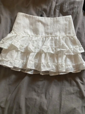 Kjol H&M - Helt ny kjol från H&M. I storlek 32. Sitter lite tightare i midjan