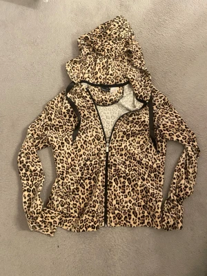 Leopard zipup - Snygg och mjuk zipup i leopardmönster.