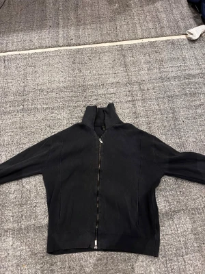 Mörk grå ziptröja från Massimo Dutti - Säljer min Fullzip från Massimo Dutti! Mycket bekväm och snygg tröja. Passar M bäst men S funkar nog också. Pris kan diskuteras