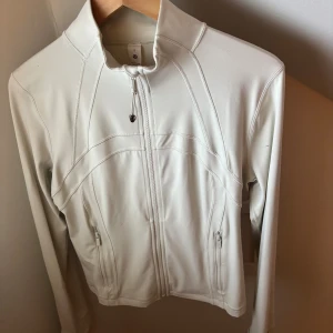 Lululemon define jacket  - Säljer min vita Lululemon Define Jacket 🤍 Använd endast 1 gång och inga defekter Storlek 12, tror der motsvarar L men den är liten i storlek så rekomenderar M Superfin men tyvärr för stor för mig