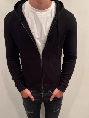 Svart Saint Laurent hoodie - Svart hoodie från Saint Laurent. Ny pris ligger på 8000kr mitt pris 1650kr. Storlek S. 9/10 skick. Hör av dig vid minsta lilla fundering! Pris kan diskuteras.