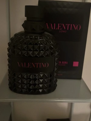 Valentino Extradose born in Roma - Upptäck Valentino Extradose Born In Roma Parfum – en exklusiv doft i en stilren, svart flaska. Perfekt för dig som vill sticka ut med en modern och självsäker stil. Tillverkad i Frankrike. Det är en fantastisk doft med de klassiska Valentino-DNAt. Jag säljer den för att min flickvän tyckte inte om den. Det är CA 95/100 ml kvar i den. Har bara haft den i typ en månad och knappt använt den. Skicka till mig om ni har någon fråga. Den är 100% äkta.