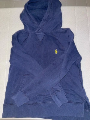 Ralph Lauren Hoodie - Hej! Säljer nu denna Ralph Lauren hoodie i storlek XS. Den är knappt använd och har inga defekter. Skriv om du har minsta lilla fråga! FINNS FLER KLÄDER PÅ MIN PROFIL!