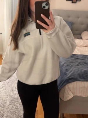 Vit fleece-tröja från Junkyard  - Snygg fleece-tröja från Junkyard i storlek Xs. Tröjan är vit med svart dragkedja. 