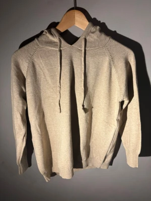 Ljus brun merinoull hoodie - Jag säljer denna fina ljus bruna merinoull Hoodien i helt nytt skick. Den är storlek S. Jag säljer den för att den passade inte mig. Den har tyvärr inga tags eller lappar. Kontakta mig vid funderingar. 