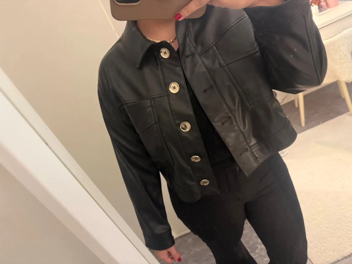 Svart croppad skinnjacka med knappar från Zara