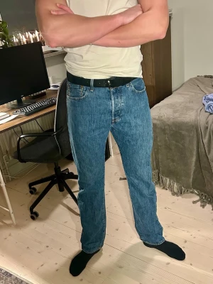 Levi's 501 blå jeans straight fit - Klassiska blå Levi's 501 jeans med rak passform och normal midja. Nytt skick, använt ett fåtal gånger. Skriv i dm vid frågor eller funderingar grisch populär 