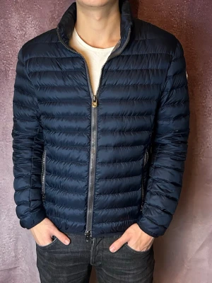 Colmar jacka - Mycket fint skick | Size 48 = S (modellen är 188 cm 75 kg) | fraktar spårbart inom 24 timmar | för att köpa klicka ”köp nu” | vid frågor eller funderingar skriv en meddelande | följare får bättre rabatter🙌