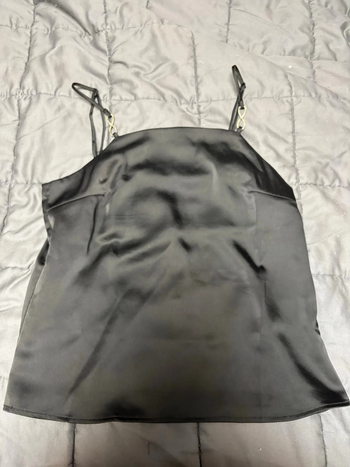 Svart satinlinne från H&M med strassdetalj