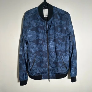 J.Lindeberg jacka -  Vid köp av fler produkter erbjuds bättre pris. Skriv vid ytterligare frågor eller funderingar🤝 Storlek: M (passar som S). Mått: Längd 67 cm. Bredd 53 cm.