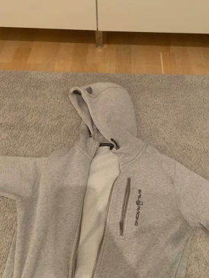 Sail racing ziphoodie - Säljer en grå sail racing hoodie i storlek 170. Den är köpt från kids brand store för 999kr. Pris ej hugget i sten