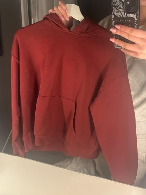 Vinröd hoodie - Säljer denna hoodien från ginatricot, använt fåtal gånger!