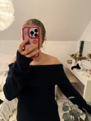 Mörkblå offshoulder stickad tröja - Mysig mörkblå stickad tröja med bred ribbad kant och offshoulder-modell. Långärmad och perfekt för att ge en chill men ändå snygg vibe. Passar grymt till både jeans och kjol. Säljer för att rensa garderoben!