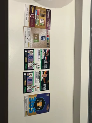 Ingen väst på bilderna - Bilderna visar samlarkort med fotbollstema, inte någon väst. Inga plagg eller accessoarer som matchar beskrivningen av en väst finns med.