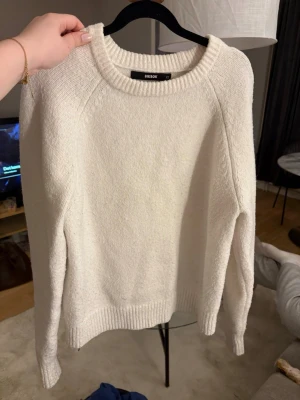 Vit stickad tröja från BikBok XS - Mysig vit stickad tröja från BikBok i storlek XS. Tröjan har rund halsringning, ribbade muddar och lång ärm. 