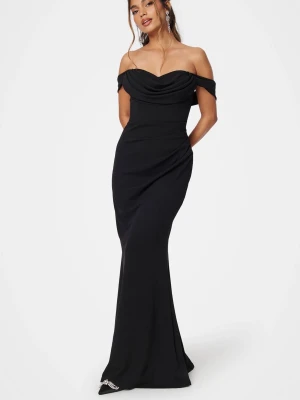 Svart offshoulder långklänning - Elegant svart långklänning med offshoulder och draperad urringning. Klänningen har figurnära passform och en stilren siluett som ger en lyxig känsla. Perfekt för bal eller fest. Dold dragkedja bak för smidig påklädning. Klänningen är inköpt i år, prislappar är kvar. Klänningen är aldrig använd. Inga fläckar osv, skicket är nytt! 