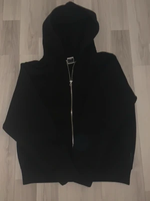 Svart zipup - Svart zipup från Jack and Jones simple och är bra om du vill spara pengar