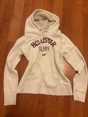 Hollister hoodie med päls - Så snygg vintage hollister hoodie med päls i luvan! Jag är 168 och det är mina bilder, köp via köp nu direkt eller Swish, kvar tills markerad som såld 💖 storlek L men passar snarare S. 