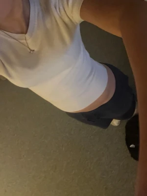 Krämvit super söt topp!! - En super super söt krämvit topp ifrån Gina tricot som inte säljs längre!! Säljs för att har ingen användning av den använt fåtal gånger och har en liten liten fläck som är osäker på om den går att få bort! 💕💕 