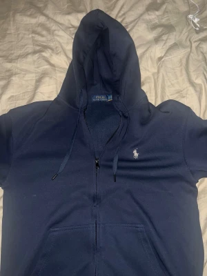 Polo Ralph lauren - Hej jag säljer denna fina Ralph lauren hodie i storlek M, den är väldigt bekväm och skön att ha på sig när man är ute och är väldig snygg 