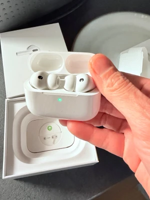 AirPods Pro 3 - Snygga och moderna Apple AirPods Pro 3 med laddningsetui. Trådlösa hörlurar med aktiv brusreducering, flera öronproppar i olika storlekar och kompatibilitet med USB-C, MagSafe och Qi-laddare. Komplett med originalförpackning, ser ut att vara i mycket gott skick.