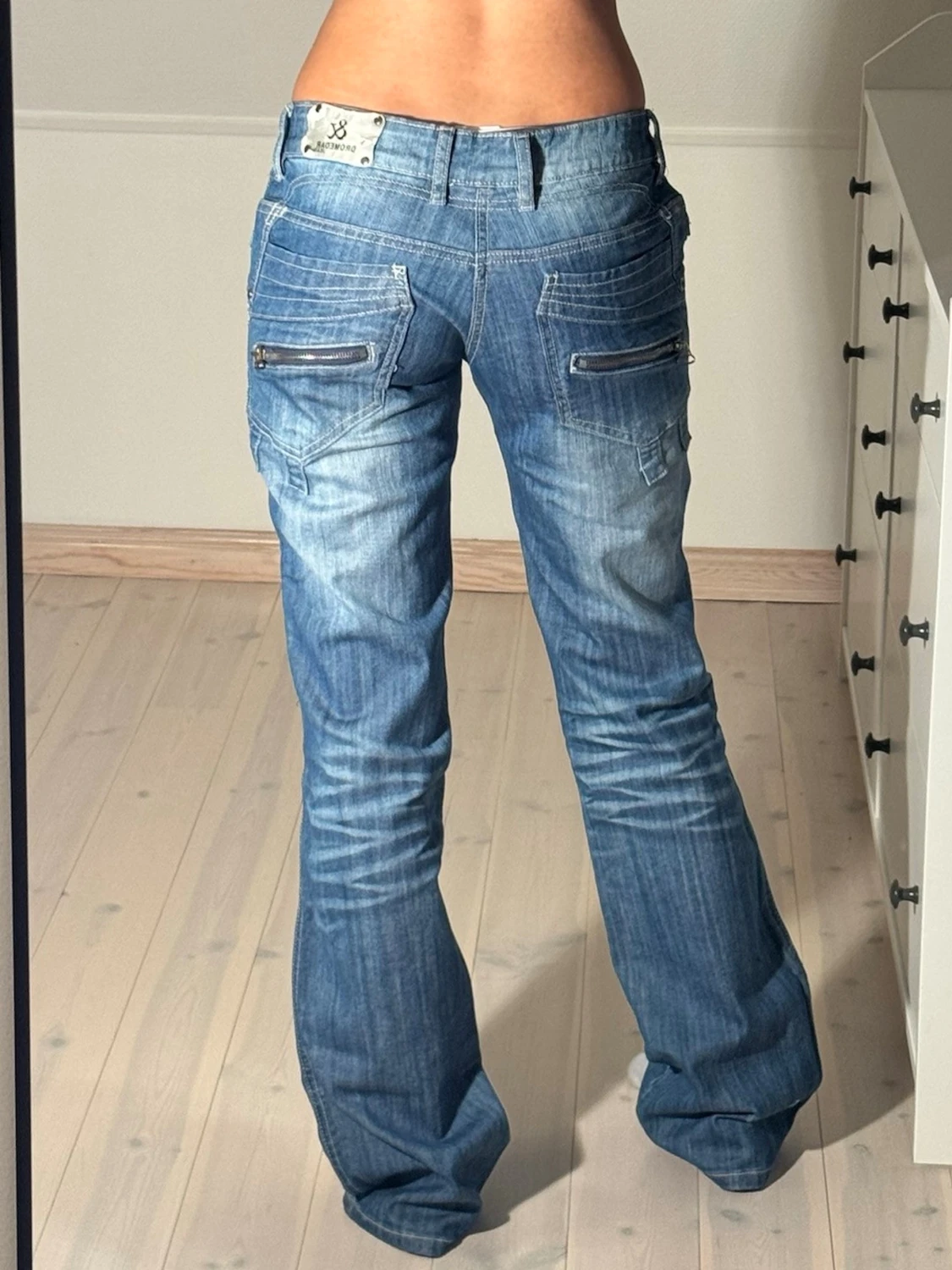 Low bootcut Jeans med kedjor  - 4