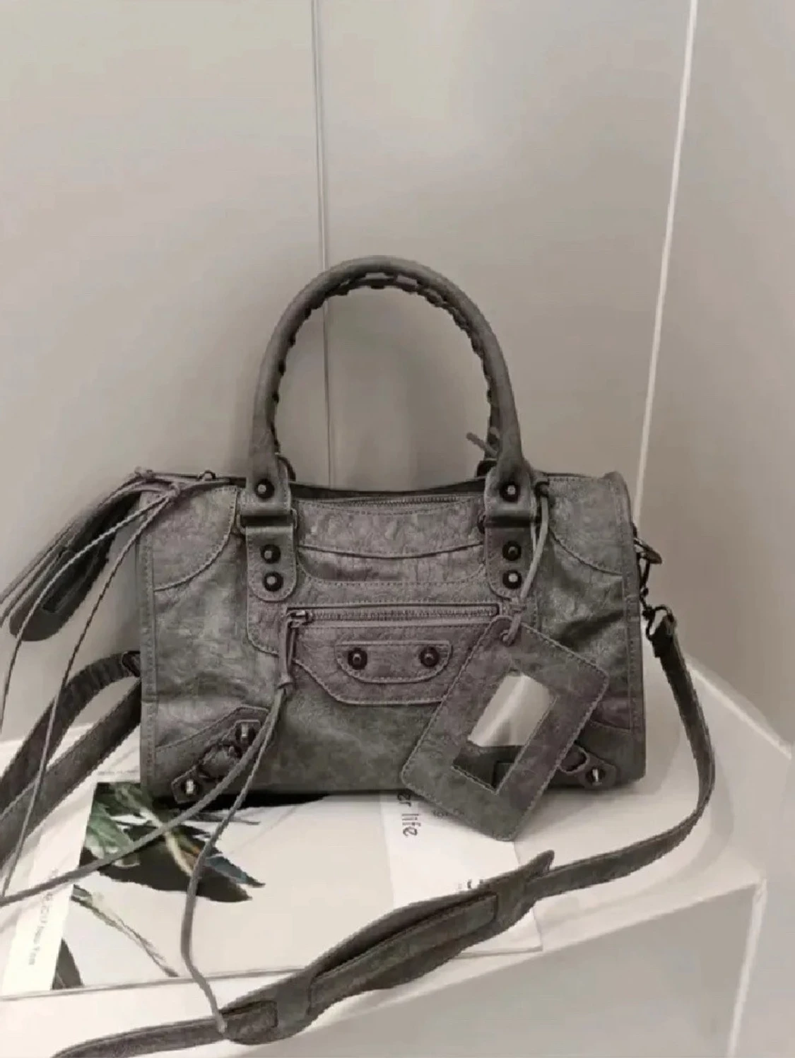 Grå axelväska med detaljer