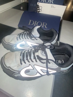 D2or b30 skor  - Knappt använd du får kartong och påse sedan får du kvitto och en extra snöre.