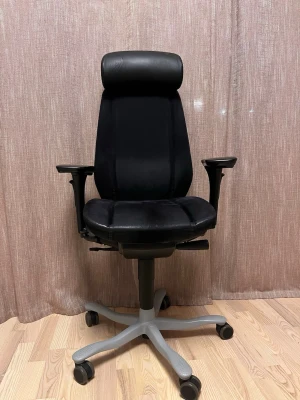 Ergonomisk kontorsstol – Kinnarps – med nackstöd - Säljer en mycket bekväm och stabil kontorsstol från Kinnarps, ett svenskt kvalitetsmärke för professionella arbetsplatser. Stolen är av hög ergonomisk klass och passar perfekt för både hemmakontor och kontor med långa arbetsdagar.  Funktioner: 	•	Justerbart nackstöd 	•	Justerbara armstöd 	•	Höj- och sänkbar sits 	•	Gung-/tiltfunktion med lås 	•	Stabil femfot med hjul  Skick: Bra begagnat skick. Allt fungerar som det ska, normalt bruksslitage.  Nypris: ca 4000 kr Pris: 15000 kr   Hämtas på plats