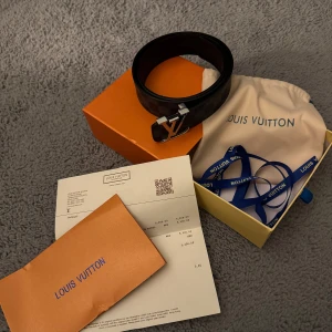 Svart Rutigt bälte! - Säljer detta rutiga bälte i storlek 90. Bältet är användt men i bra skick, kommer med tillbehören i bilden.