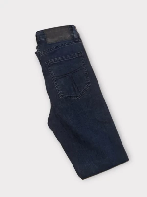 Mörkblå skinny jeans från Tiger of Sweden  - Snygga mörkblå skinny jeans från tiger of Sweden  med klassisk femficksdesign och svarta detaljer på bakfickan. Jeansen har smal passform och är tillverkade i stretchigt denim för extra komfort. Perfekt för dig som gillar en modern och stilren look.