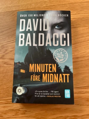 Minuten före midnatt - En spännande thriller om FBI-agenten Atlee Pine som tvingas ta tjänstledigt och återvänder till sin hemstad för att söka sanningen om sin tvillingsysters försvinnande. Perfekt för dig som gillar mysterier, action och starka karaktärer!