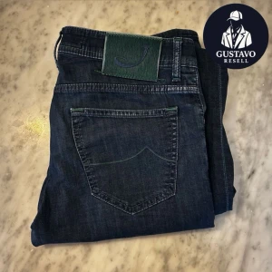 Blå jeansbyxor från Jacob Cohen - Tja. Säljer dessa extremt snygga Jacob Cohen jeans i extremt fint skick. Finns en nästan osynlig reva som visas på bild, syns inte överhuvudtaget vid användning. Nypris: 5000+ kr. Modell 622 (Nick) slim fit. Tveka inte på att ställa frågor! 🤝